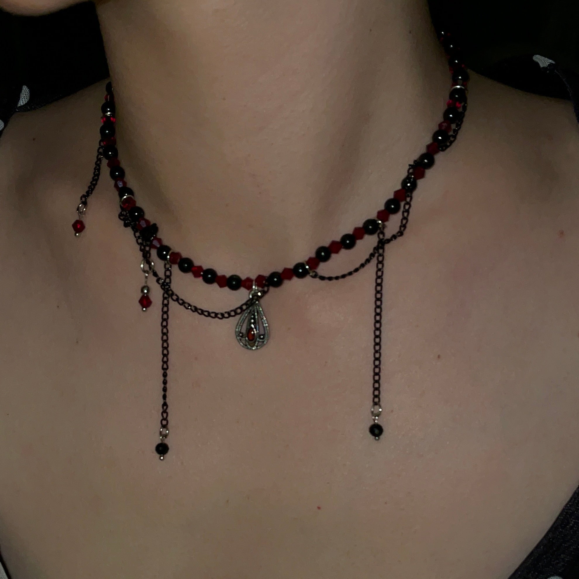 Bordo Zincir Detaylı Gotik Kolye